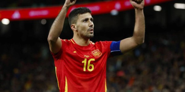 瓜帅心疼！曼城王牌罗德里连续首发，金球状态全面回归！