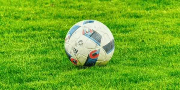 深夜的客厅里，绿茵直播的社区功能让独自观赛的球迷不再孤单。